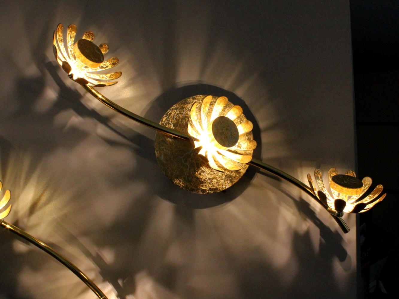 LED Deckenstrahler BLOOM 3-flammig, Metall in Blattgold, Breite 50cm Bild 1