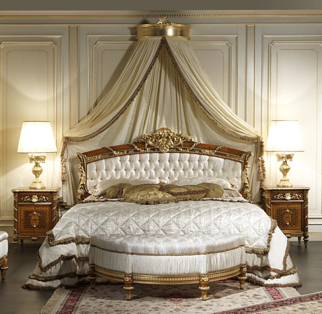 Casa Padrino Luxus Barock Schlafzimmer Set Weiß / Braun / Gold - 1 Doppelbett mit Kopfteil & 1 Baldachin & 2 Nachttische & 1 Sitzbank - Barock Schlafzimmer Möbel - Barock Hotel Möbel Bild 1