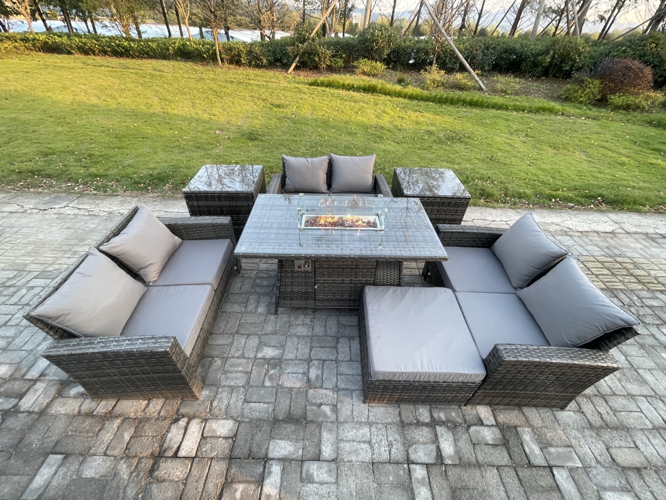 Fimous Hoher Rücken Rattan Gartenmöbel Sets mit Outdoor-Möbel Gas Feuerstelle Esstisch Set 2 Beistelltische Großer Fußhocker Dunkelgrau Gemischt Bild 1