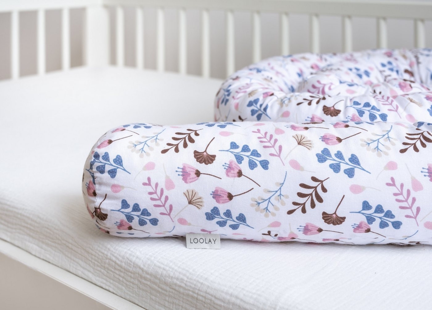 Loolay Nestchenschlange ROSA Blumen BIO-Baumwolle Multifunktion PREMIUM Bettschlange Schlange, (Bettumrandung Krabbeldecke Babybett Umrandung Schlange Bett Kopfschutz, Zierkissen Bettrolle Dekokissen Zugluftstopper - Super GESCHENK) Bild 1
