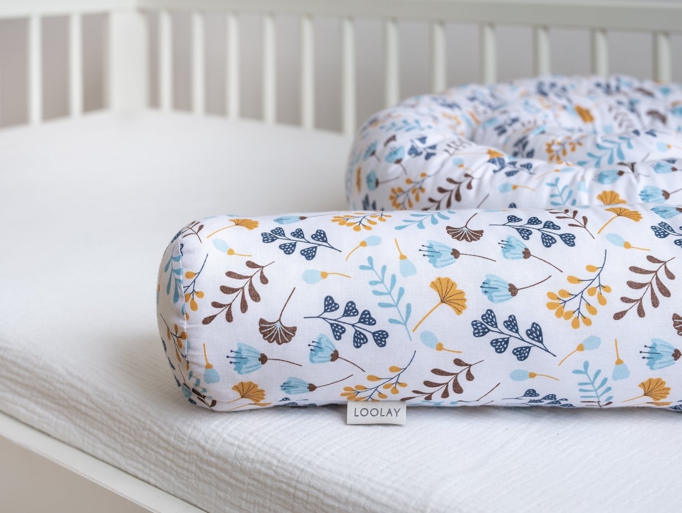 Loolay Nestchenschlange BLAU GELB Blumen Baumwolle Multifunktion PREMIUM Bettschlange Schlange, (Bettumrandung Krabbeldecke Babybett Umrandung Schlange Bett Kopfschutz, Zierkissen Bettrolle Dekokissen Zugluftstopper - Super GESCHENK), LOOLAY® - 100% Eu... Bild 1