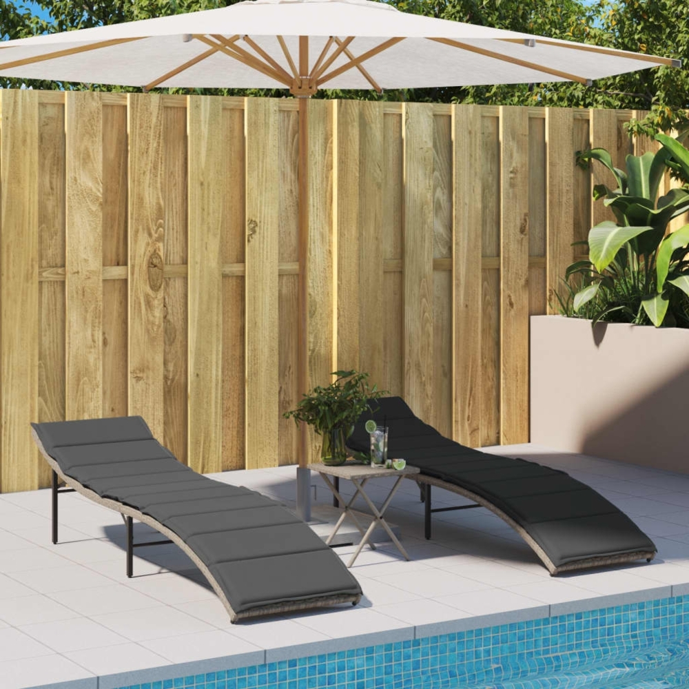 vidaXL Sonnenliegen 2 Stk. mit Auflagen Hellgrau Poly Rattan 3277306 Bild 1