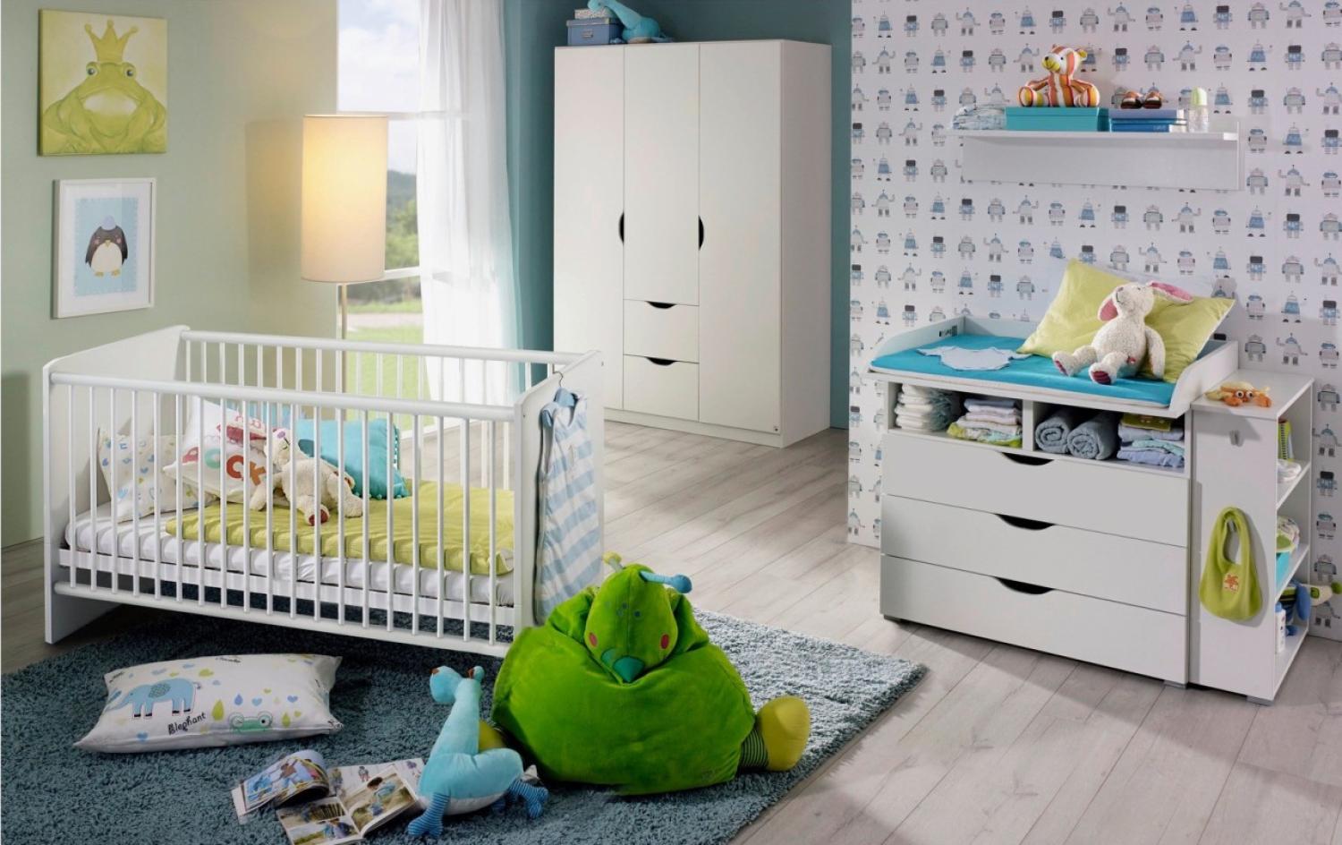 Babyzimmer Alvara in Weiß 6 teiliges Komplett Set von RAUCH MÖBEL mit Kleiderschrank, Babybett und Umbauseiten, Wickelkommode mit Anstellregal und Wandboard - Kinderzimmer von Rauch Möbel - MD110765 Bild 1