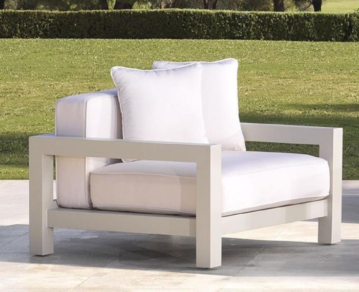 Casa Padrino Luxus Garten Sessel mit Kissen Weiß / Sandfarben 101 x 100 x H. 72 cm - Garten Terrassen Hotel Möbel - Luxus Qualität Bild 1