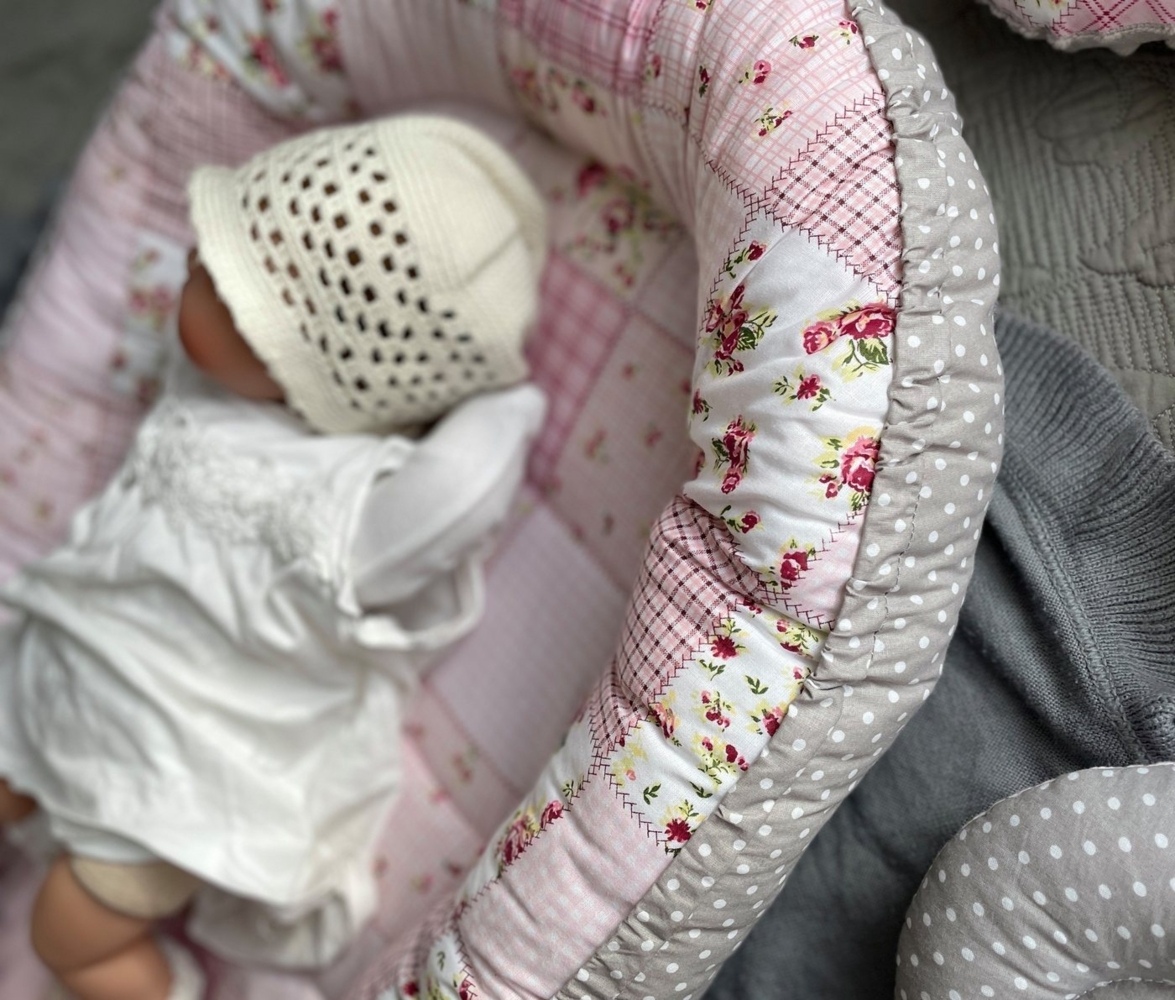 Loolay Bettnestchen PATCHWORK Rosa Baumwolle BABYNEST Babykokon Babyaustattung Mädchen SET, (Kuschelnest Reisebett SOLO/ o. im Geschenk SETS, 1-tlg, 4 Jahreszeiten Mädchen Patchwork/ GRAU Pünktchen Nestchen von LOOLAY), 100% Europäische Stoffe und Klei... Bild 1