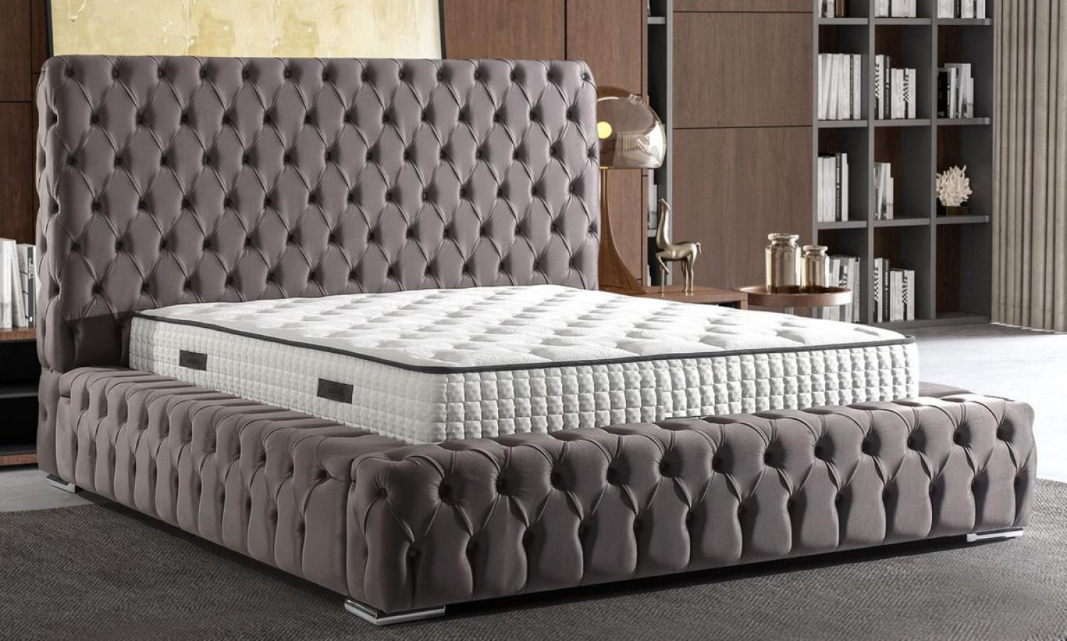 Casa Padrino Luxus Chesterfield Doppelbett Grau / Silber - Verschiedene Größen - Massivholz Bett mit Kopfteil und Matratze - Schlafzimmer Möbel - Hotel Möbel - Luxus Möbel - Chesterfield Möbel Bild 1