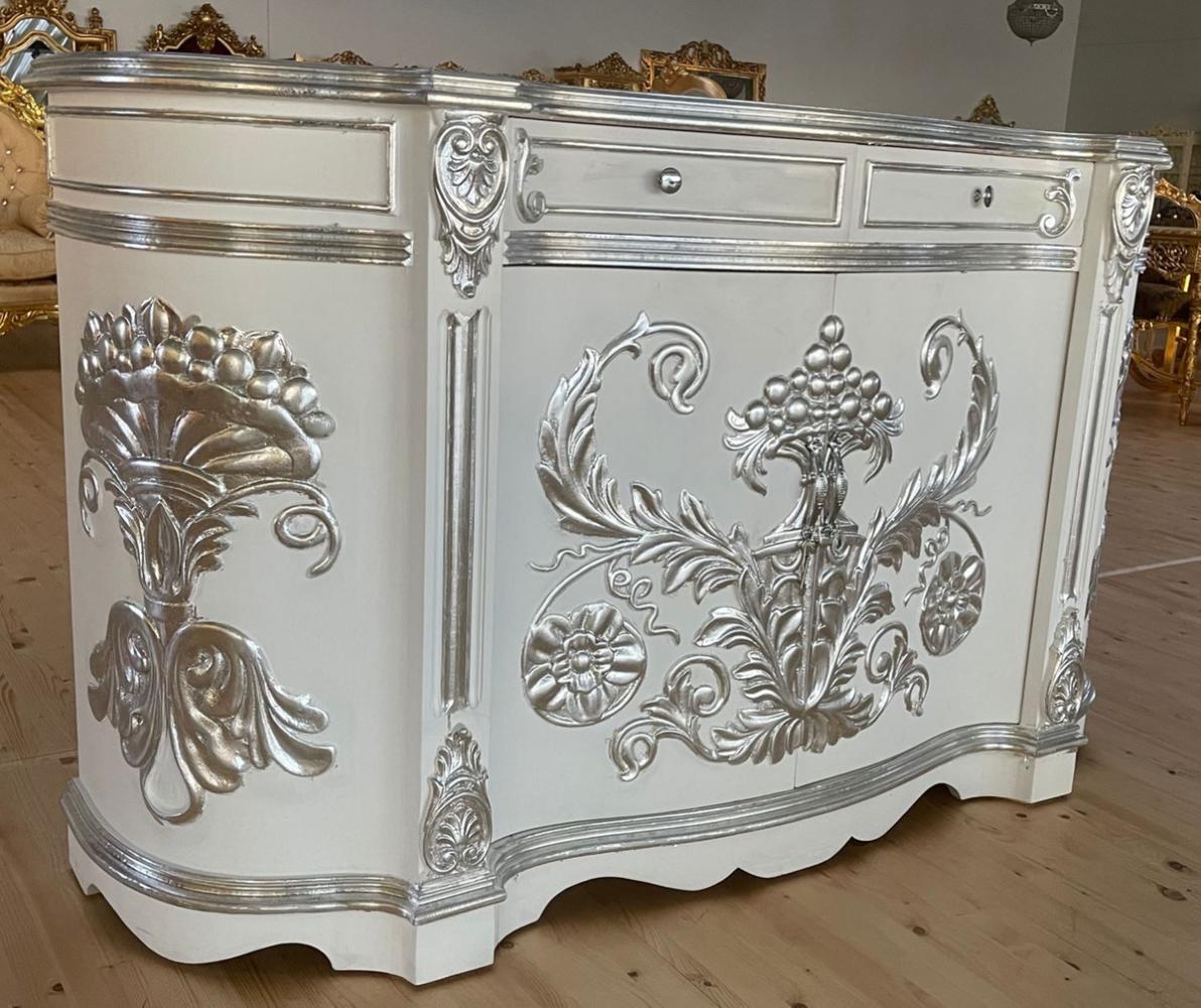 Casa Padrino Barock Sideboard Weiß / Silber - Handgefertigter Barockstil Massivholz Schrank mit 2 Türen und 2 Schubladen - Wohnzimmer Möbel im Barockstil - Barock Möbel - Edel & Prunkvoll Bild 1