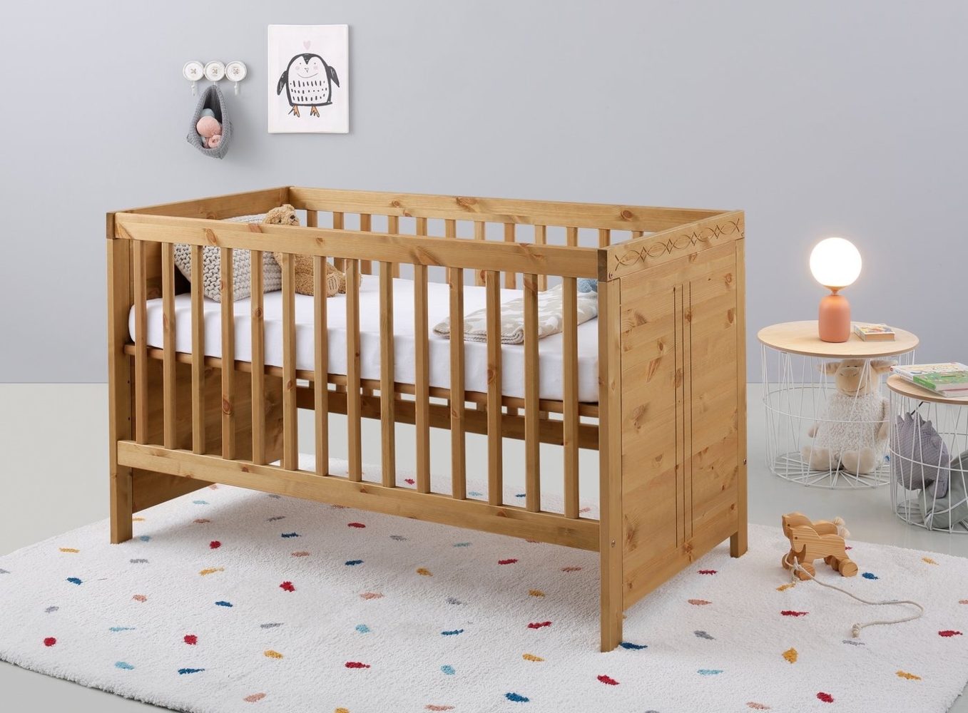 Lüttenhütt Babybett Indra, Schlupfsprossen, 4-fach verstellbare Liegehöhe, FSC® zertifiziertes Massivholz, Landhausstil mit tollen Details Bild 1