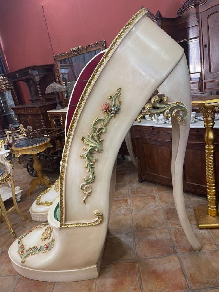 Casa Padrino Luxus Barock High Heel Vitrine Lila / Creme / Gold - Handgefertigter Massivholz Damenschuh Vitrinenschrank - Prunkvolle Barock Möbel Bild 1