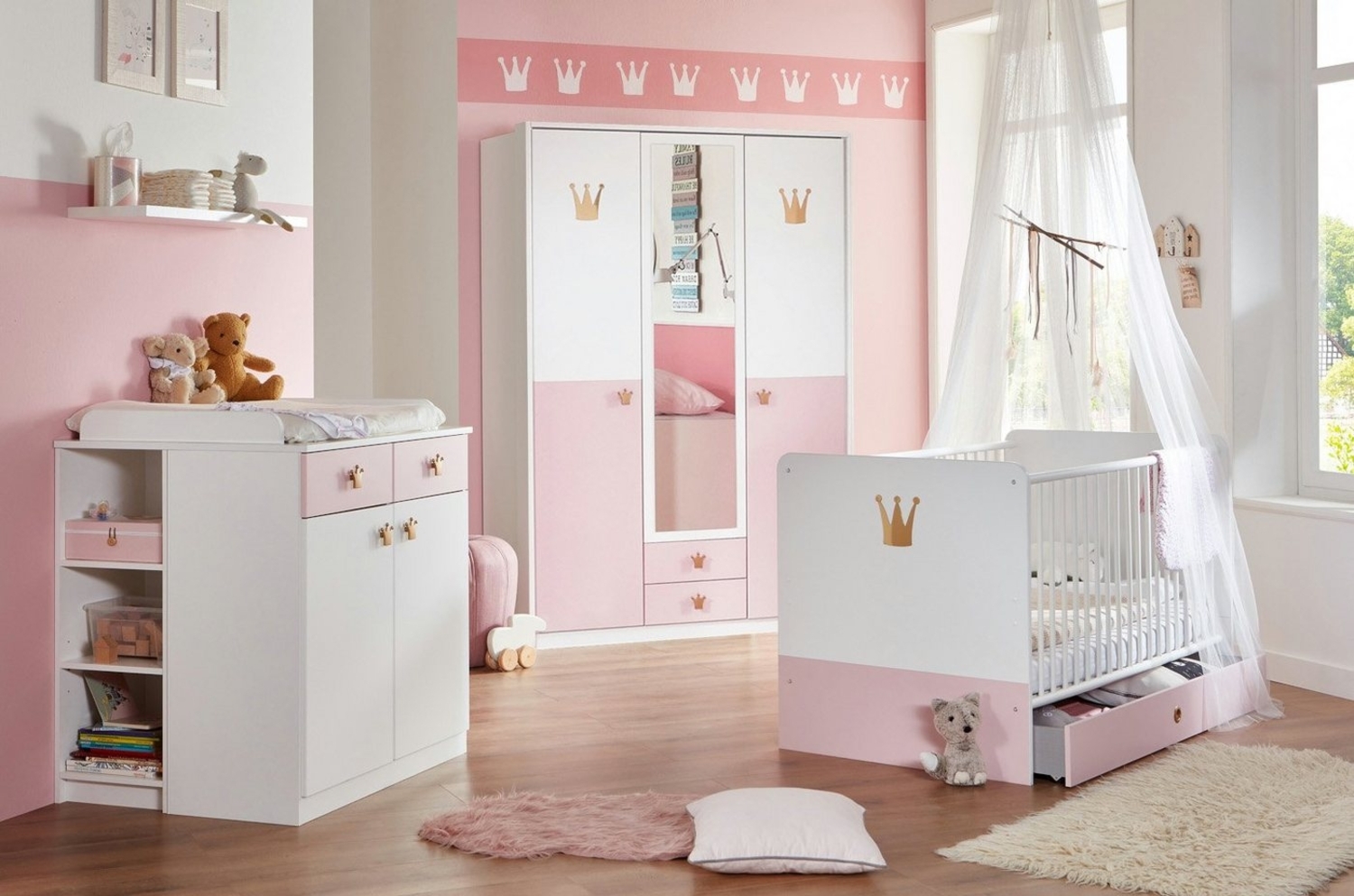 Babyzimmer Cindy Kinderzimmer Komplett Set in Weiß und Rosé in verschiedenen Varianten wählbar - 7 teilig , 3 türiger Kleiderschrank + Babybett + Wickelkommode + Umbauseiten + Bettschubkasten + Seitenregal + Wandboard Bild 1