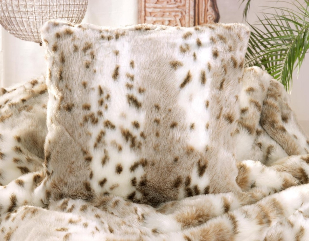 Wohnen und Accessoires GmbH & Co. KG Fellkissen Fellkissen (Kunstfell) Schneeleopard 45x45 cm, Felloptik Bild 1