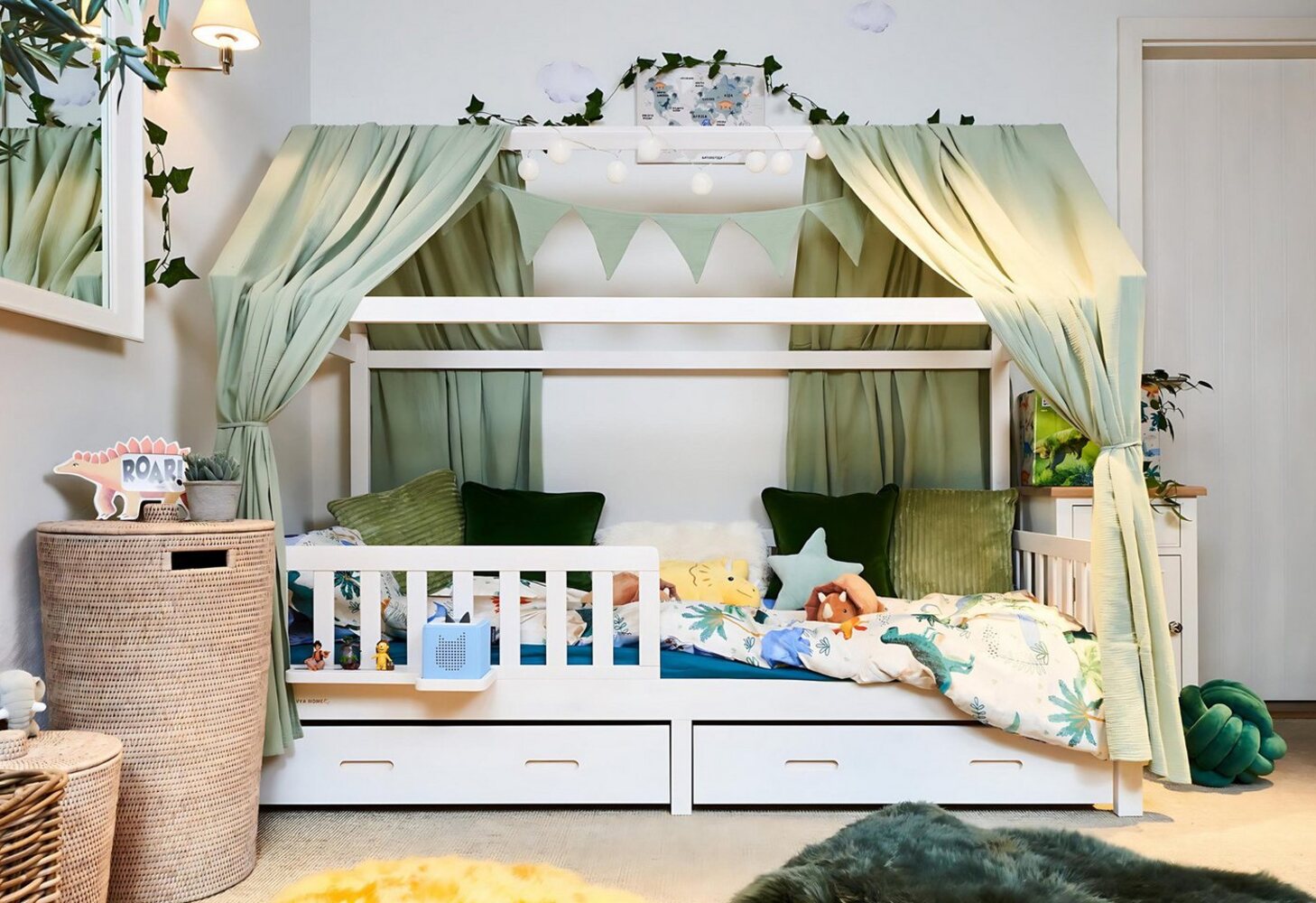 Alavya Home® Hausbett CLOUD I KOMPLETT SET (4er-Set I inklusive Rausfallschutz und Lattenrost I Kinderbett FSC zertifizierter Kinderhausbett Jugendbett skandinavischen still, Schubladen + Matratze + Buchablage + Magnetische Toniebox Regal), für Mädchen... Bild 1