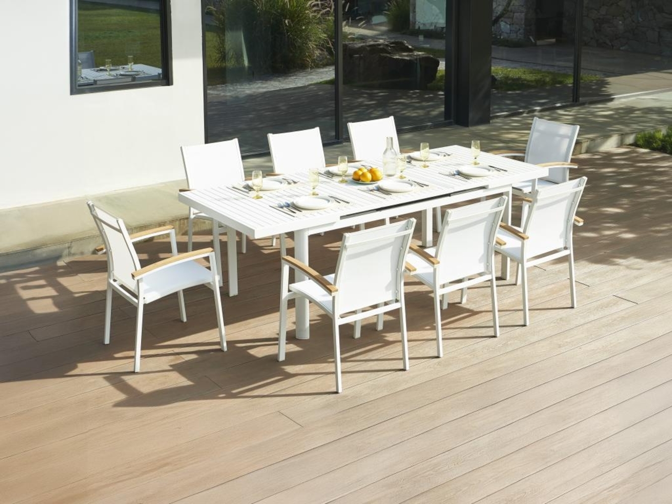 Vente-unique - Garten-Essgruppe: Tisch ausziehbar 180/240 cm + 8 stapelbare Sessel mit Armlehnen aus Akazienholz - Aluminium - Weiß - NAURU von MYLIA Bild 1