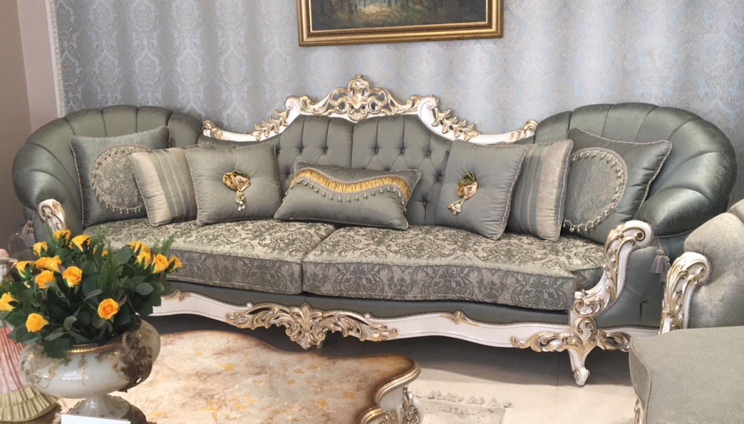 Casa Padrino Luxus Barock Sofa Grün / Weiß / Gold - Prunkvolles Wohnzimmer Sofa - Handgefertigte Barock Wohnzimmer Möbel - Edel & Prunkvoll Bild 1