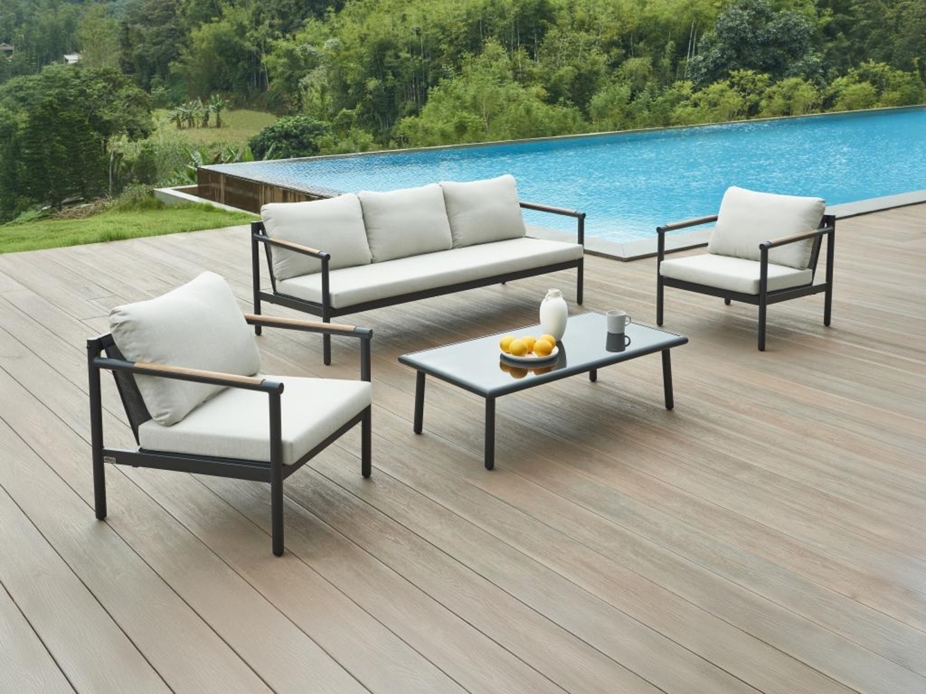 Vente-unique - Garten-Sitzgruppe: 1 Sofa 3-Sitzer, 2 Sessel & 1 Tisch - Aluminium - Schwarz & beigefarbene Kissen - LAKIT von MYLIA Bild 1