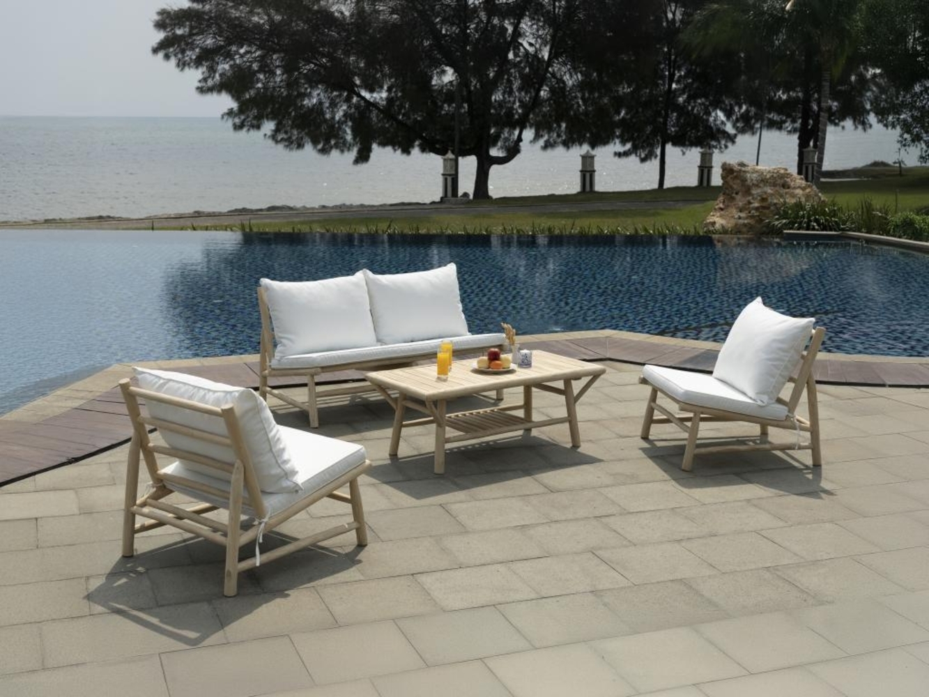 Vente-unique - Garten-Sitzgruppe: 1 Sofa 2-Sitzer, 2 Sessel & 1 rechteckiger Tisch - Teakholz - Holzfarben hell & Weiß - TULUM von MYLIA Bild 1