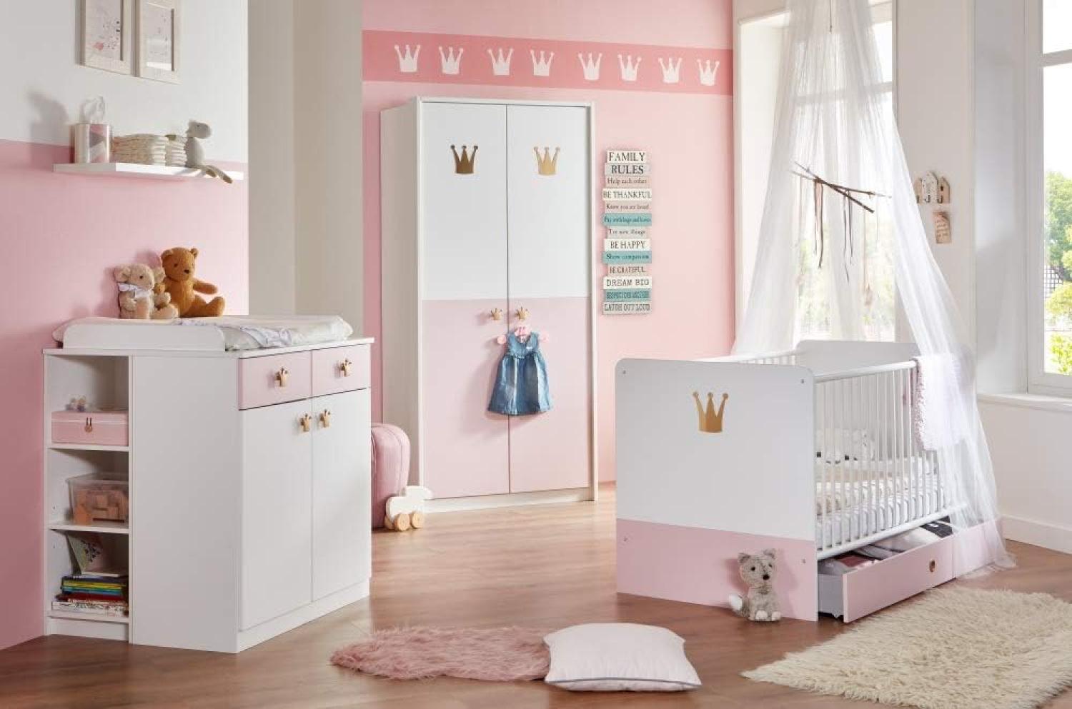 Babyzimmer Cindy 7 teilig in Weiß und Rosé mit Kleiderschrank, Kinderbett Babybett mit Lattenrost, Umbauseiten und Bettschubkasten, Wickelkommode mit Seitenregal, Wandboard - Kinderzimmer komplett Set von Wimex - MD110852 Bild 1