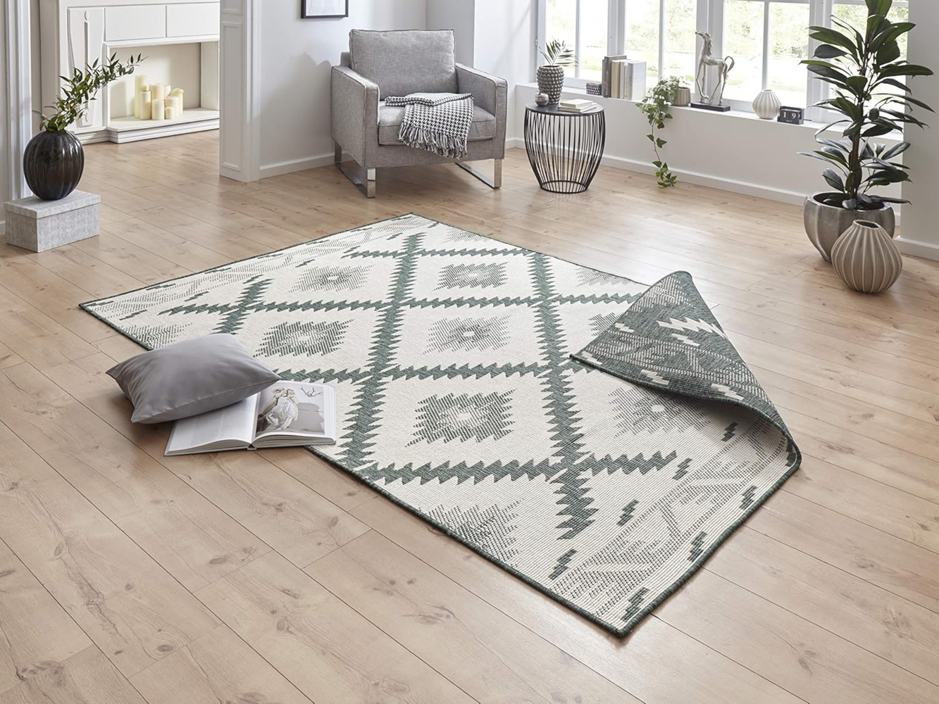 NORTHRUGS In- und Outdoor Teppich Malibu 80x150 cm - Wendeteppich Wetterfest Modern Geometrisches Muster Läufer für Balkon Terrasse Garten Wintergarten Wohnzimmerteppich Wasserfest in Grün Creme Bild 1