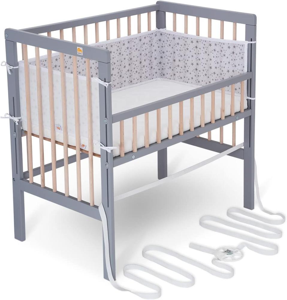 FabiMax Baby Beistellbett für Boxspringbett, TÜV geprüft 2022, inkl. Matratze und Nestchen aus Netzstoff, Buche massiv grau/Natur, Air/graue Sterne auf weiß Bild 1