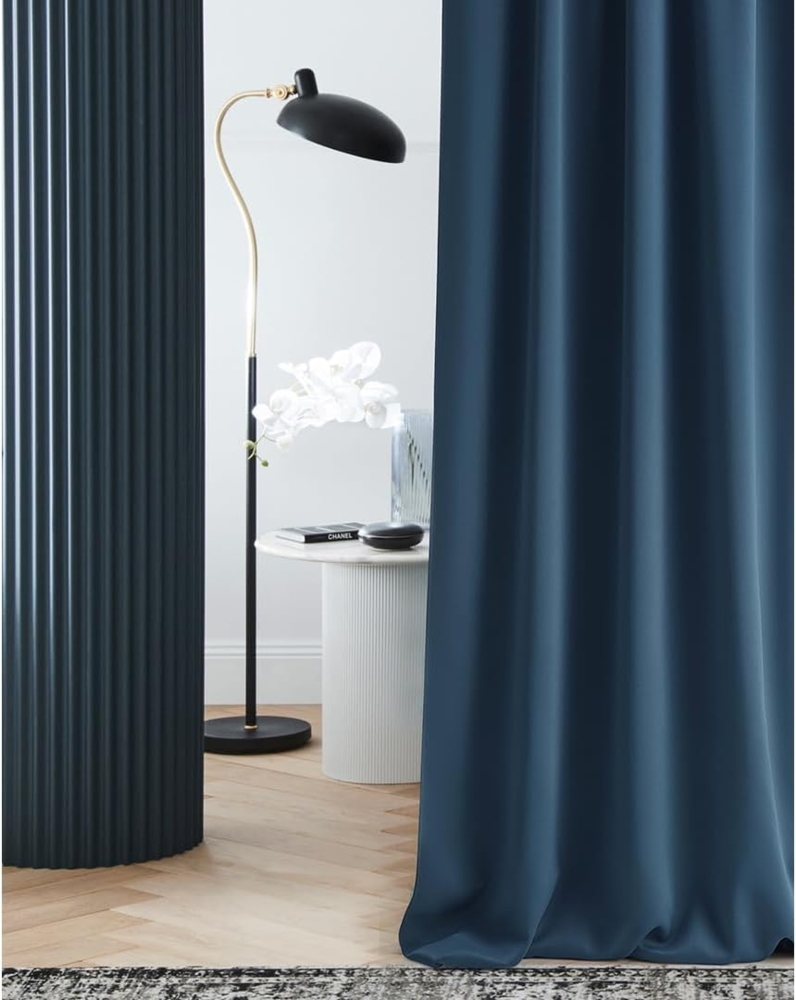 ROOM99 Vorhang mit Kräuselband Laurel 140x280 cm Breite x Höhe Verdunkelung Blickdicht Schiebegardinen Curtain Wohnzimmer Schlafzimmer für Schinensystem Dunkelblau, 1 Stück Bild 1