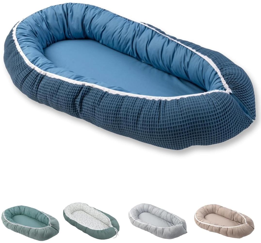 ULLENBOOM ® Babynest & Kuschelnest (55x95 cm) Blau (Made in EU) - Baby Nestchen aus Baumwolle, ideal als Reisebett, Baby Cocoon & Kuschelbett, Motiv: Waffelpiqué Bild 1