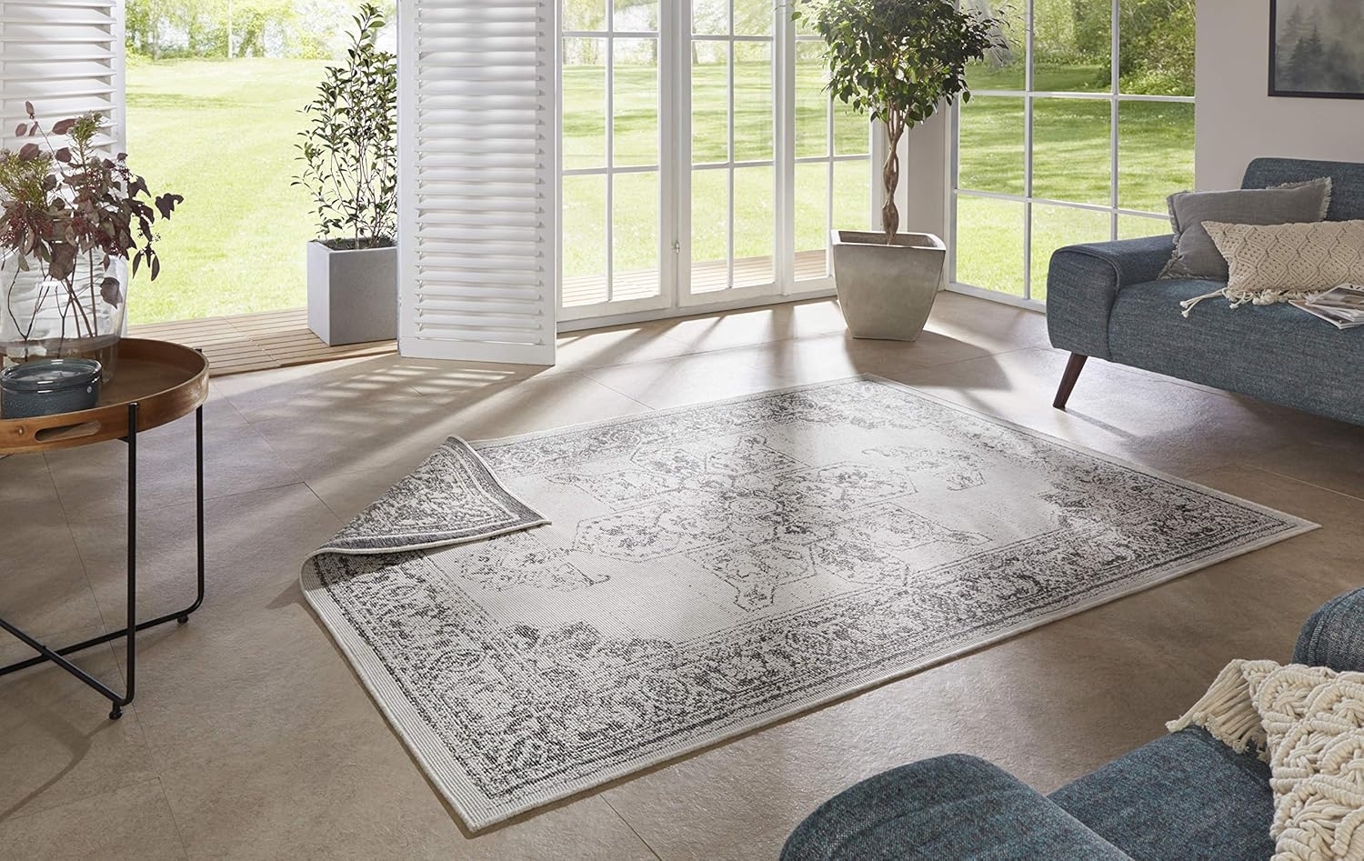 NORTHRUGS In- und Outdoor Teppich Borbon 200x290 cm - Wendeteppich Wetterfest Orientalisches Vintage Design Läufer für Balkon Terrasse Garten Wintergarten Wohnzimmerteppich Wasserfest in Grau Creme Bild 1