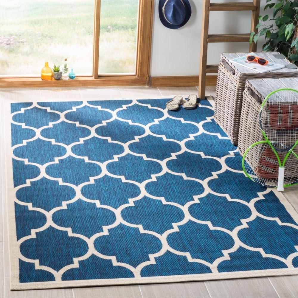 SAFAVIEH Geometrisch Teppich für Wohnzimmer, Esszimmer, Schlafzimmer - Wasserdicht - Courtyard Collection, Kurzer Flor, Marine und Beige, 160 X 231 cm Bild 1