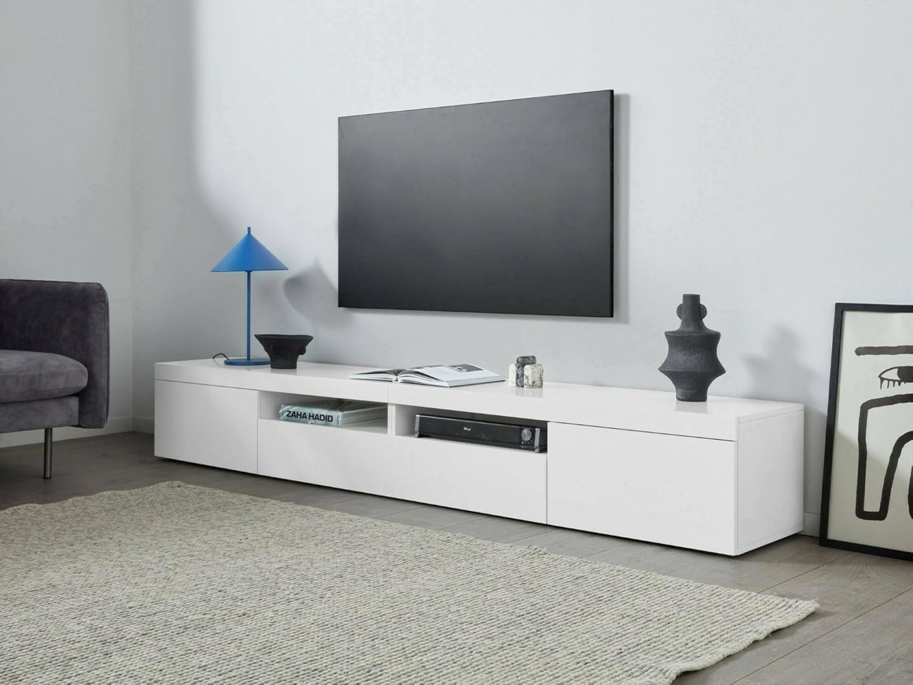 Dmora - TV-Ständer Ulisse, niedriges Wohnzimmer-Kommode mit 3 Türen, TV-Ständer-Basis, 240 x 40 x 35 cm, glänzendes Weiß Bild 1