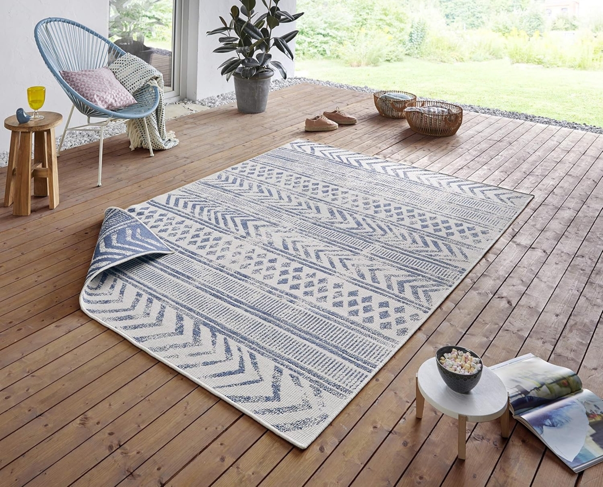 NORTHRUGS In- und Outdoor Teppich Biri 240x340 cm - Wendeteppich Wetterfest Boho Style Vintage Design Teppich für Balkon Terrasse Garten Wintergarten Wohnzimmerteppich Wasserfest in Blau Creme Bild 1