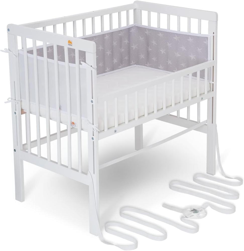 FabiMax Baby Beistellbett für Boxspringbett, TÜV geprüft 2022, inkl. Matratze und Nestchen aus Netzstoff, Buche massiv weiß, Air/weiße Sterne auf grau Bild 1