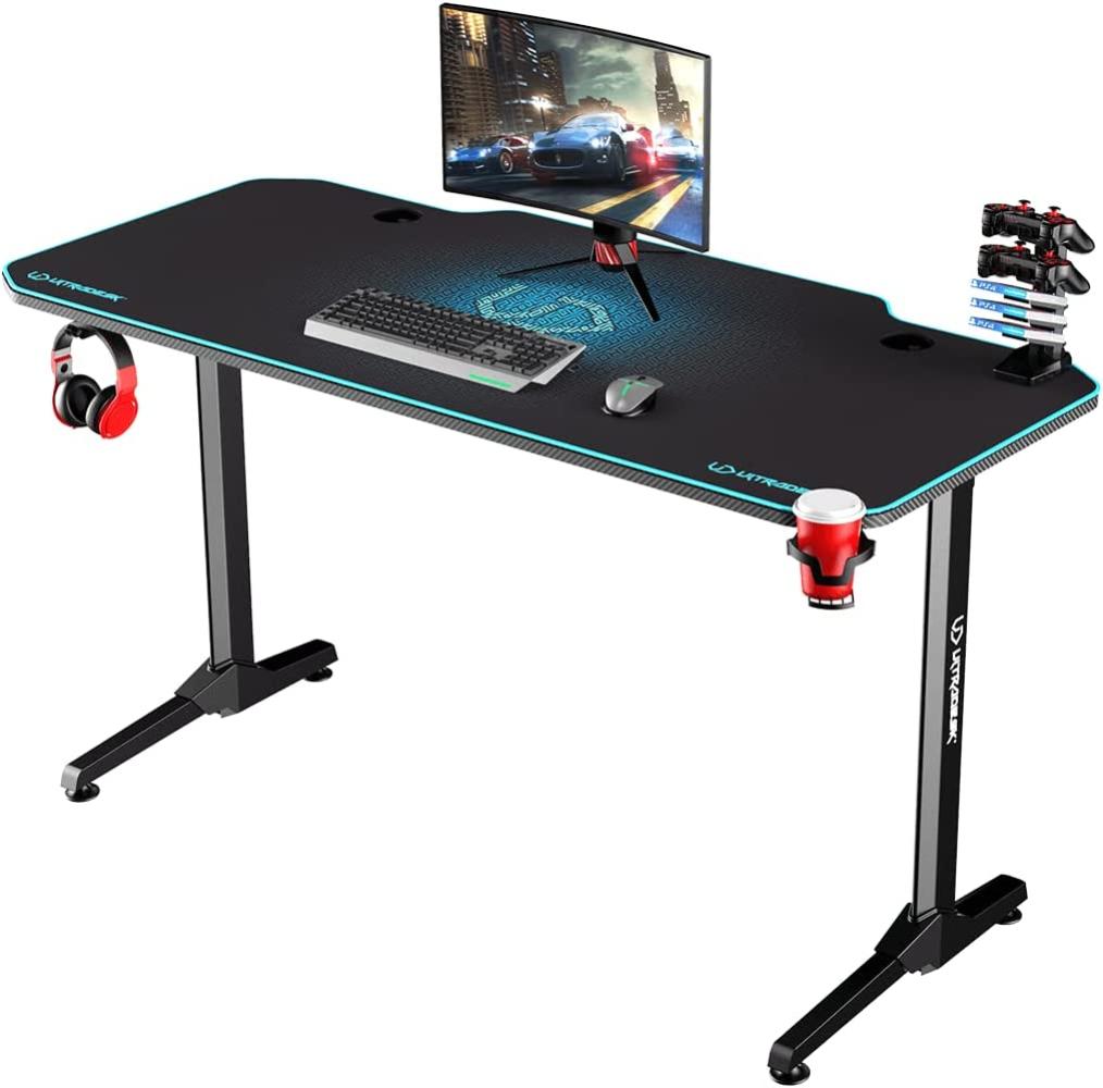 ULTRADESK Frag | Ergonomischer Gaming-Schreibtisch mit großer Arbeitsfläche & XXL-Pad, 2 Kabeldurchlässe | Gut für Home Office, Fach für Steckdosenleisten | Stahlrahmen, Blaues Pad, 140x66 cm Bild 1