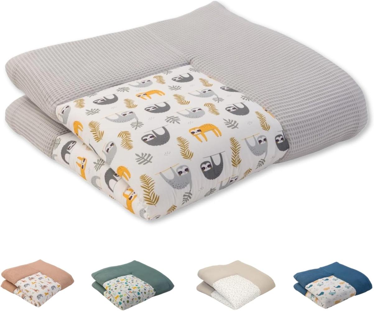 ULLENBOOM ® Baby Krabbeldecke 140x140 cm gepolstert - Grau-Faultiere (Made in EU) - XXL Krabbeldecke für Baby mit 100% OEKO TEX Baumwolle, ideal als Babydecke & Spieldecke Bild 1