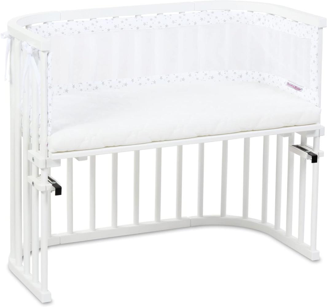 babybay Original Beistellbett mit Matratze Medicott Wave, weiß lackiert, mit Nestchen Mesh-Piqué weiß Sterne perlgrau Bild 1