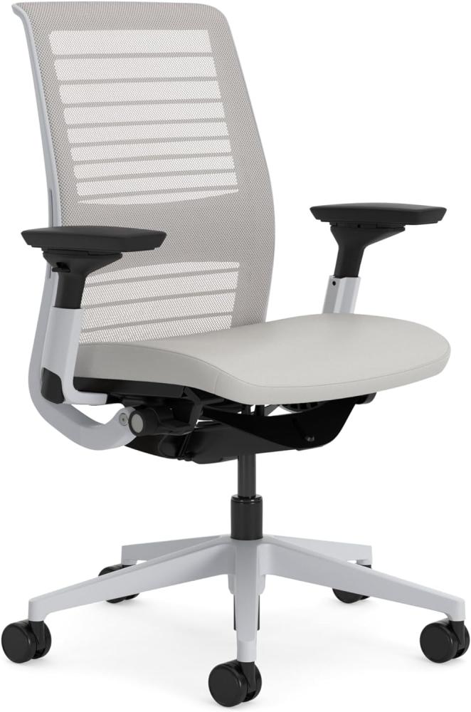 Steelcase Think Ergonomischer, höhenverstellbarer Bürostuhl mit verstellbarer Lordosenstütze und Armlehnen,  atmungsaktiver 3D-Microknit-Rückenlehne in Möwengrau und bequemer Bezug in Frost Bild 1