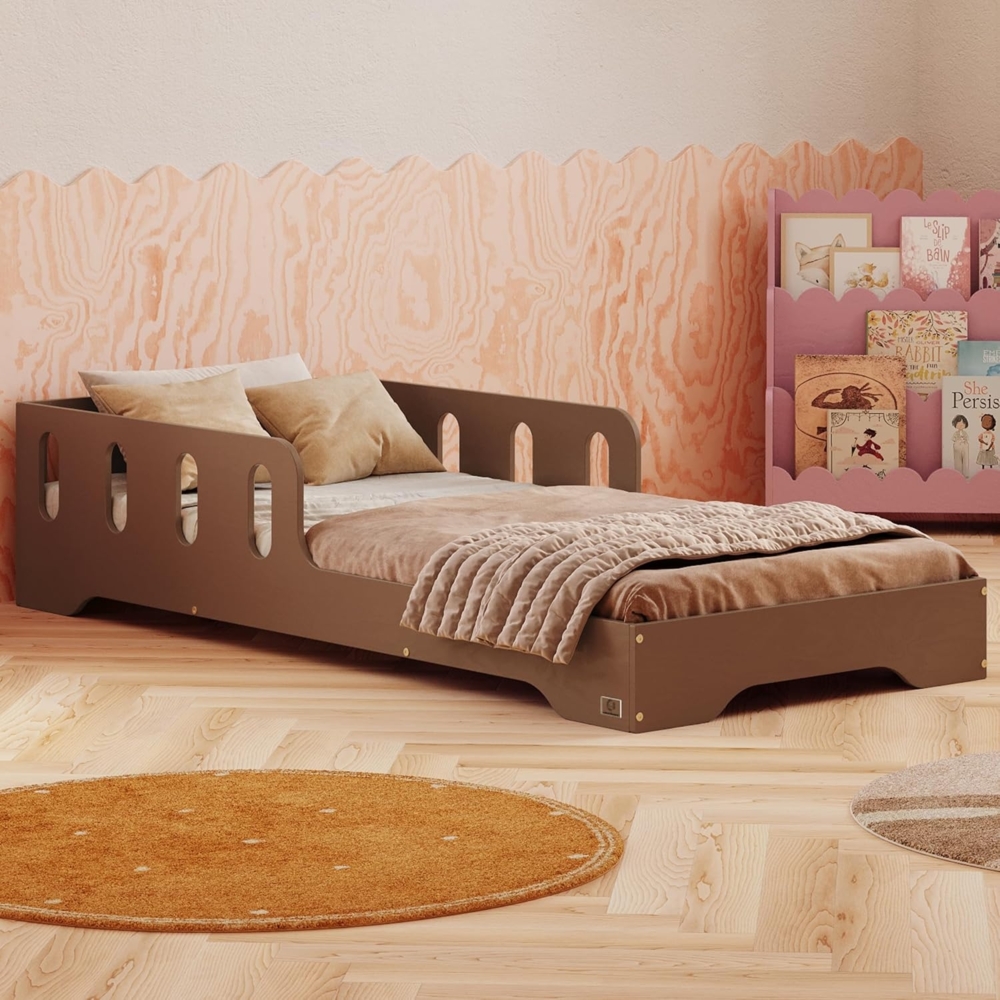 smartwood Kinderbett 90x200 cm in Braun - Montessori Bodenbett mit Rausfallschutz & Lattenrost - Aus handbemaltem Sperrholz - Sicher für Jungen und Mädchen - Einfache Montage - TILA 6 Bild 1