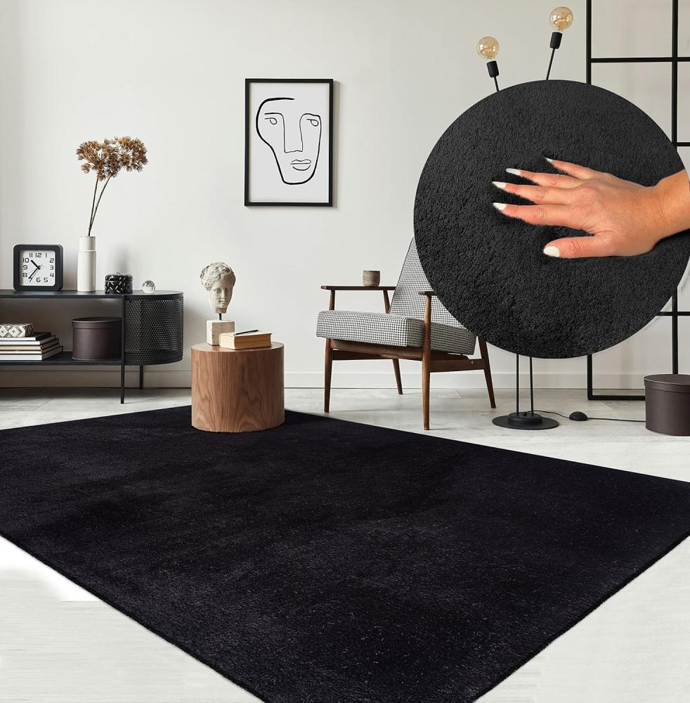 the carpet Relax kuscheliger Kurzflor Teppich, Anti-Rutsch Unterseite, Waschbar bis 30 Grad, Super Soft, Felloptik, Schwarz, 200 x 280 cm Bild 1