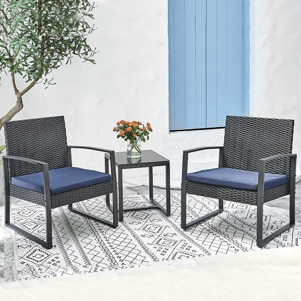 Shally Dogan 3-teiliges Garten-Set aus Polyrattan mit 2 Stühlen und 1 Tisch, Gartenstühle mit gepolsterten Kissen, Sessel und Loungetisch, ideal für Terrasse, Bistro (Schwarz und Blau) Bild 1