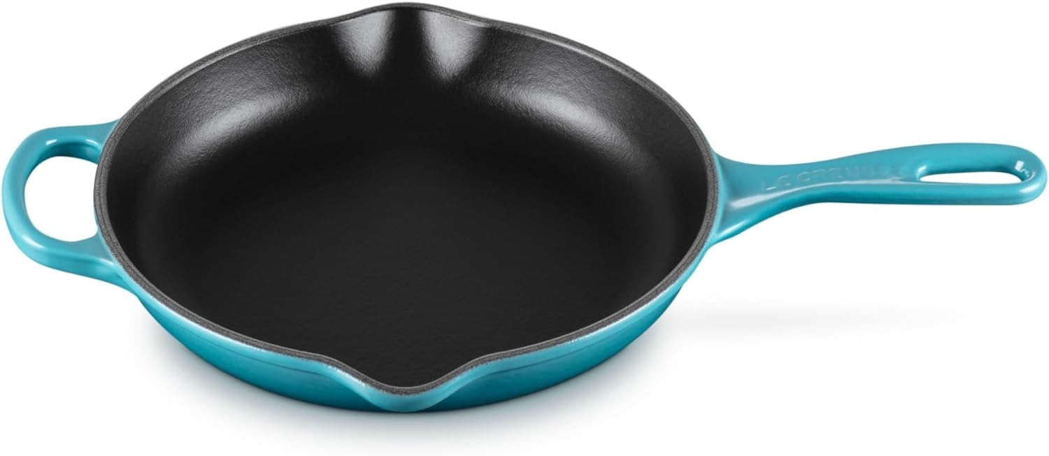 Le Creuset Signature Gusseisen Brat- und Servierpfanne, Rund, Ø 23 cm, Für alle Herdarten inkl. Induktion geeignet, 1,93 kg, Karibik, 20182231700422 Bild 1