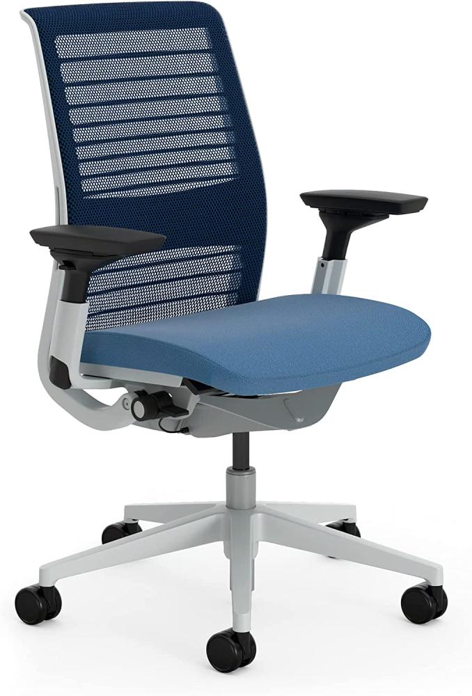 Steelcase Think Ergonomischer, höhenverstellbarer Bürostuhl mit verstellbarer Lordosenstütze und Armlehnen, atmungsaktiver 3D-Strick-Rückenlehne in Königsblau und bequemer Bezug in Kobalt Bild 1