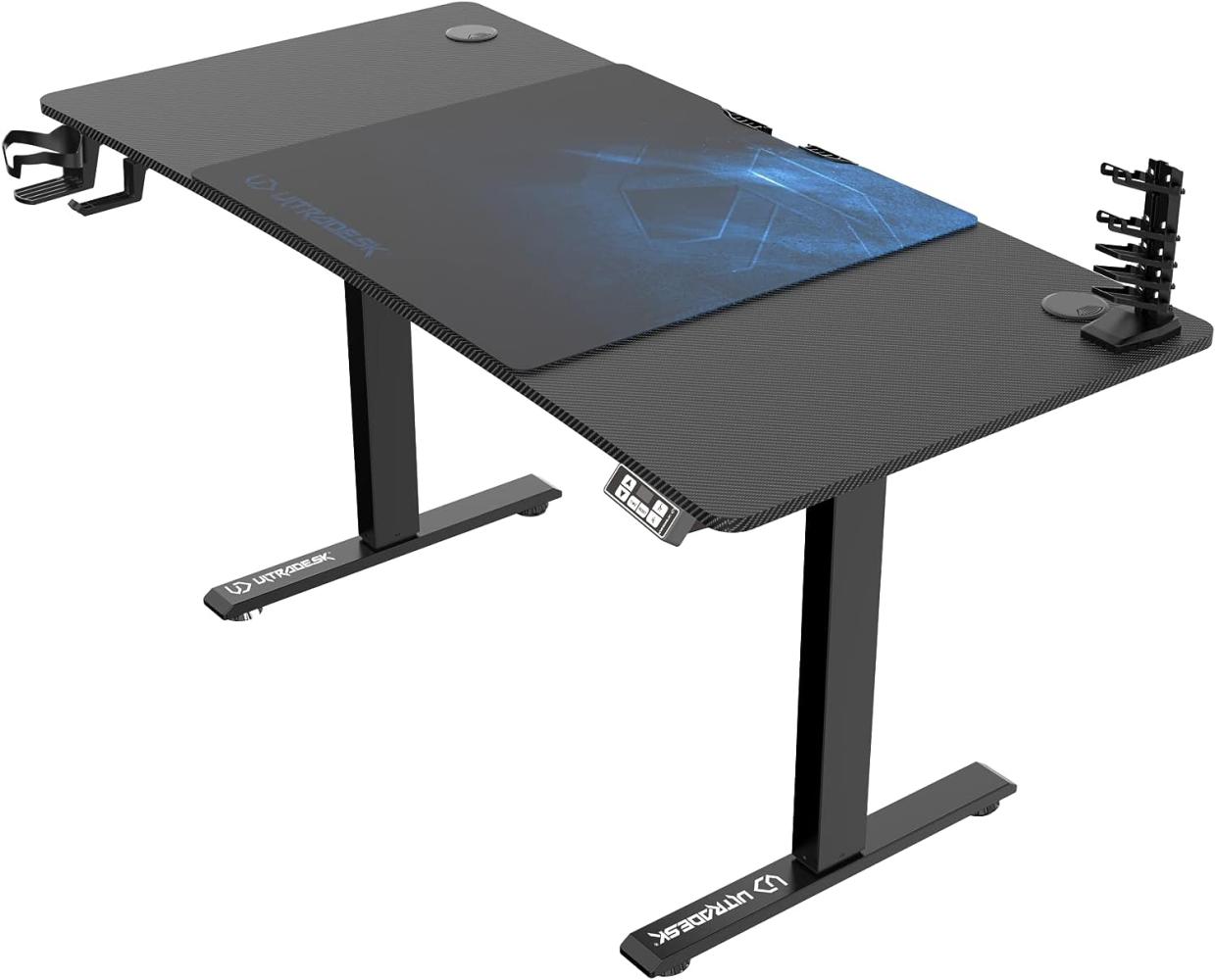 ULTRADESK Level | Ergonomischer Gaming-Schreibtisch mit elektrischer Höhenverstellung | Interner Speicher für 2 Einstellungen | Steckdosenleiste, XXL-Mauspad | Stahlgestell, Blaues Pad, 140x66 cm Bild 1