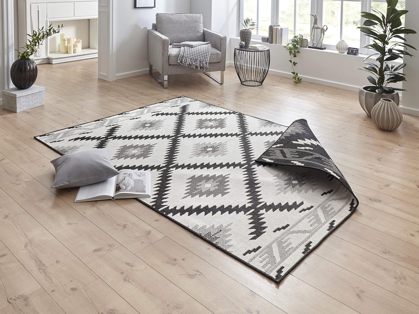 NORTHRUGS In- und Outdoor Teppich Malibu 120x170 cm - Wendeteppich Wetterfest Modern Geometrisches Muster Läufer für Balkon Terrasse Garten Wintergarten Wohnzimmerteppich Wasserfest in Schwarz Creme Bild 1