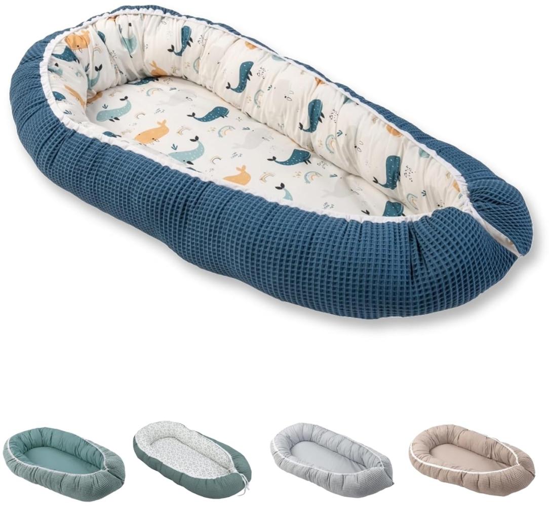 ULLENBOOM ® Bettnestchen Kuschelnest Baby 55x95 cm, kuscheliges Babynest, Made in EU, (1-tlg), Ideal für Neugeborene als Reisebett, Blau Wale Bild 1