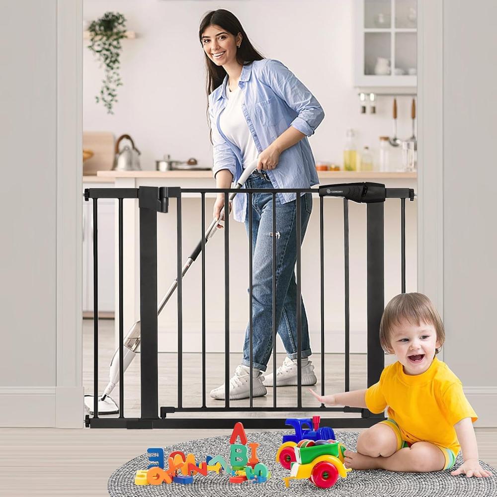 COMOMY Türschutzgitter ohne Bohren, 75 bis 103cm Treppenschutzgitter für Kinder und Haustiere, Baby Türgitter mit 7cm und 14cm Verlängerungen, 90° Stop, Selbstschließend, Schwarz Bild 1