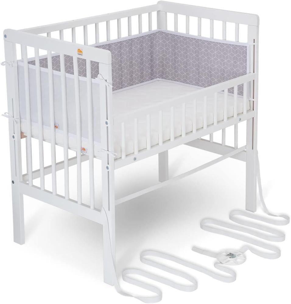 FabiMax Baby Beistellbett für Boxspringbett, TÜV geprüft 2022, inkl. Matratze und Nestchen aus Netzstoff, Buche massiv weiß, Air/graue Würfel Bild 1