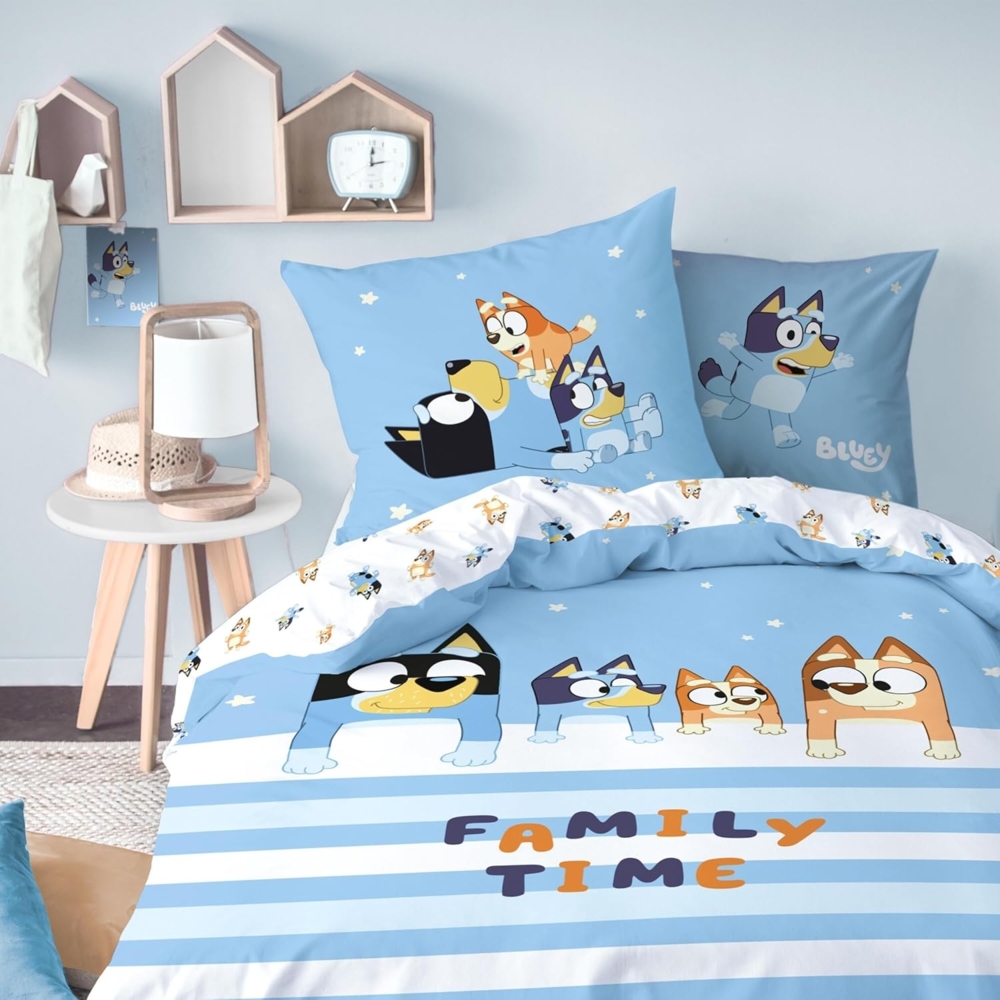 MTOnlinehandel Kinderbettwäsche Bluey Family Time 135x200 + 80x80 cm in Renforcé, Geschenkidee, 100% Baumwolle, 2 teilig, Wendebettwäsche für Mädchen und Jungen, Bluey & Family Bild 1