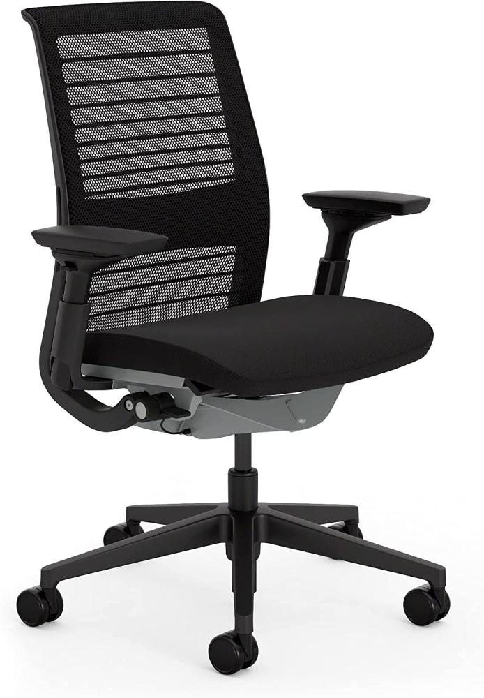 Steelcase Think Ergonomischer, höhenverstellbarer Bürostuhl mit verstellbarer Lordosenstütze und Armlehnen, atmungsaktiver 3D-Strick-Rückenlehne in Schwarz und bequemer Bezug in Onyx Bild 1