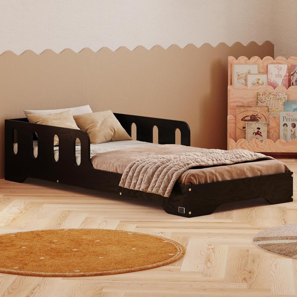 smartwood Kinderbett 120x200 cm in Schwarz - Montessori Bodenbett mit Rausfallschutz & Lattenrost - Aus handbemaltem Sperrholz - Sicher für Jungen und Mädchen - Einfache Montage - TILA 6 Bild 1