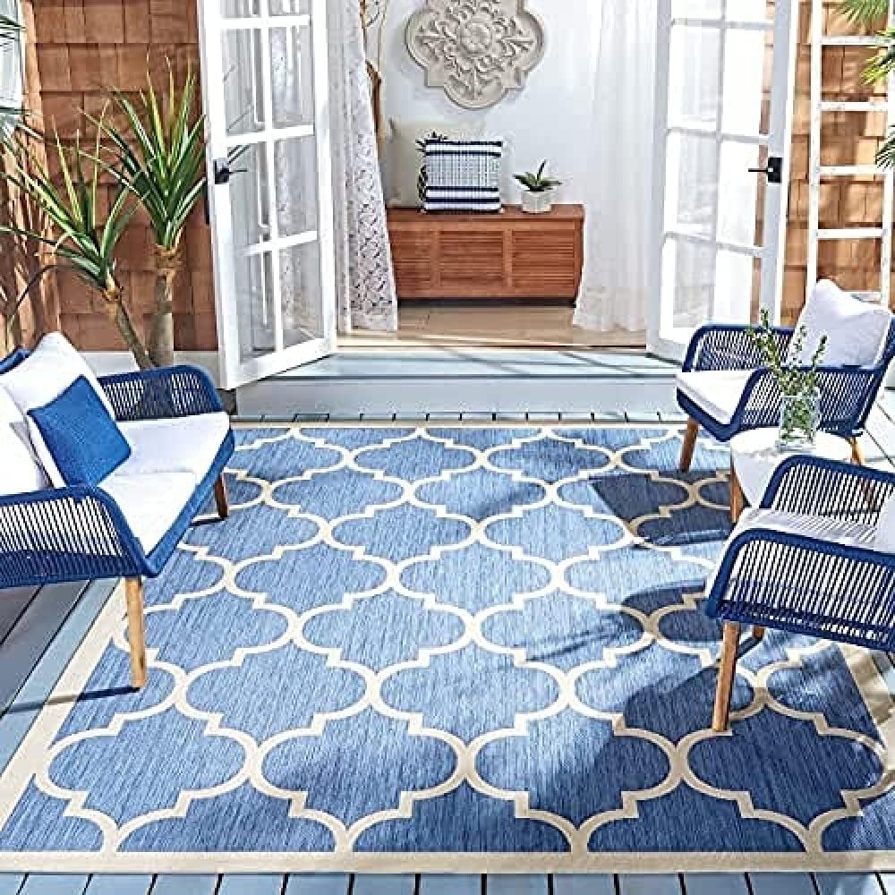 SAFAVIEH Geometrisch Teppich für Wohnzimmer, Esszimmer, Schlafzimmer - Wasserdicht - Courtyard Collection, Kurzer Flor, Blau und Beige, 201 X 290 cm Bild 1