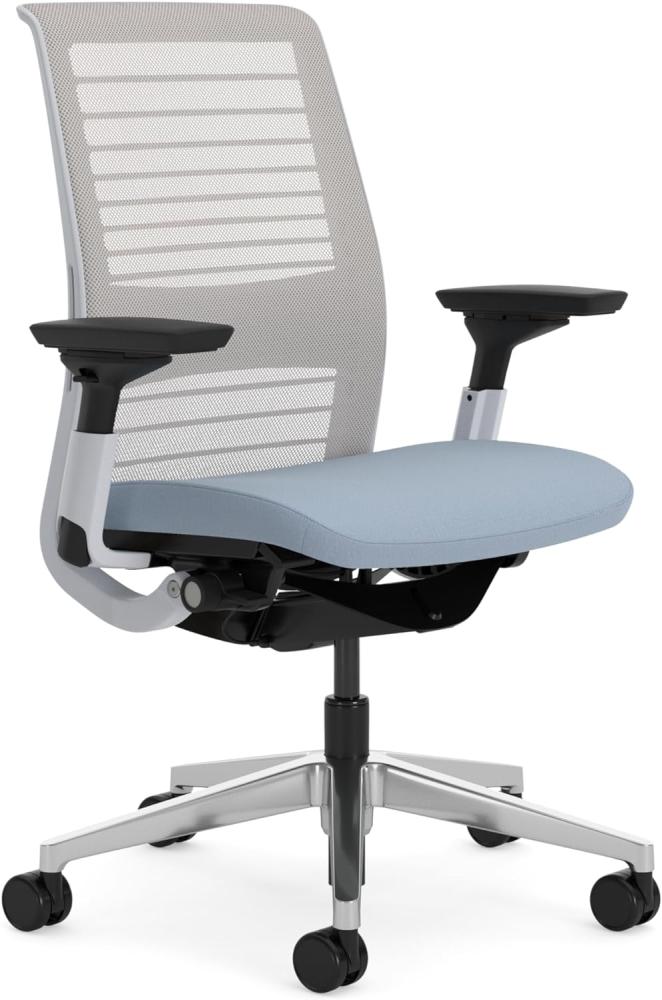 Steelcase Think Ergonomischer, höhenverstellbarer Bürostuhl mit verstellbarer Lordosenstütze und Armlehnen,  atmungsaktiver 3D-Microknit-Rückenlehne in Möwengrau und bequemer Bezug in Blauer Nickel Bild 1