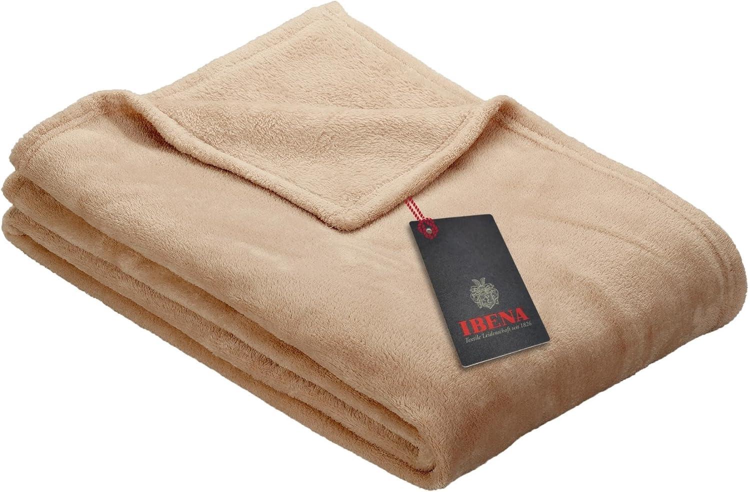 Ibena Olbia Decke 150x200 cm – Kuscheldecke beige, Sofadecke aus kuschelig weichen Mikrofaserflausch Bild 1